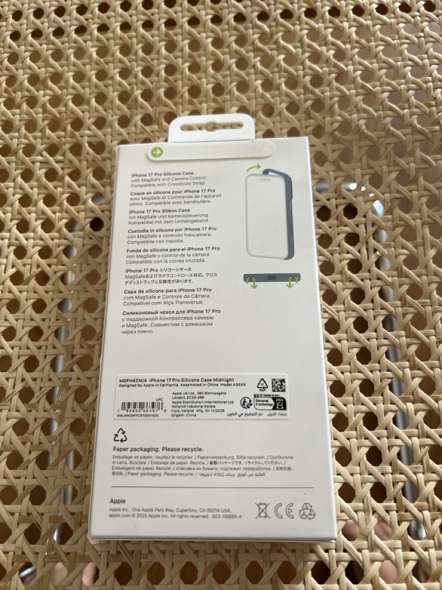 Apple Coques & Protection écran: iPhone 17 Pro Silikon Case mit MagSafe - Mitternacht – Neuf avec emballage d'origine à Bern par pestopasta_079 1