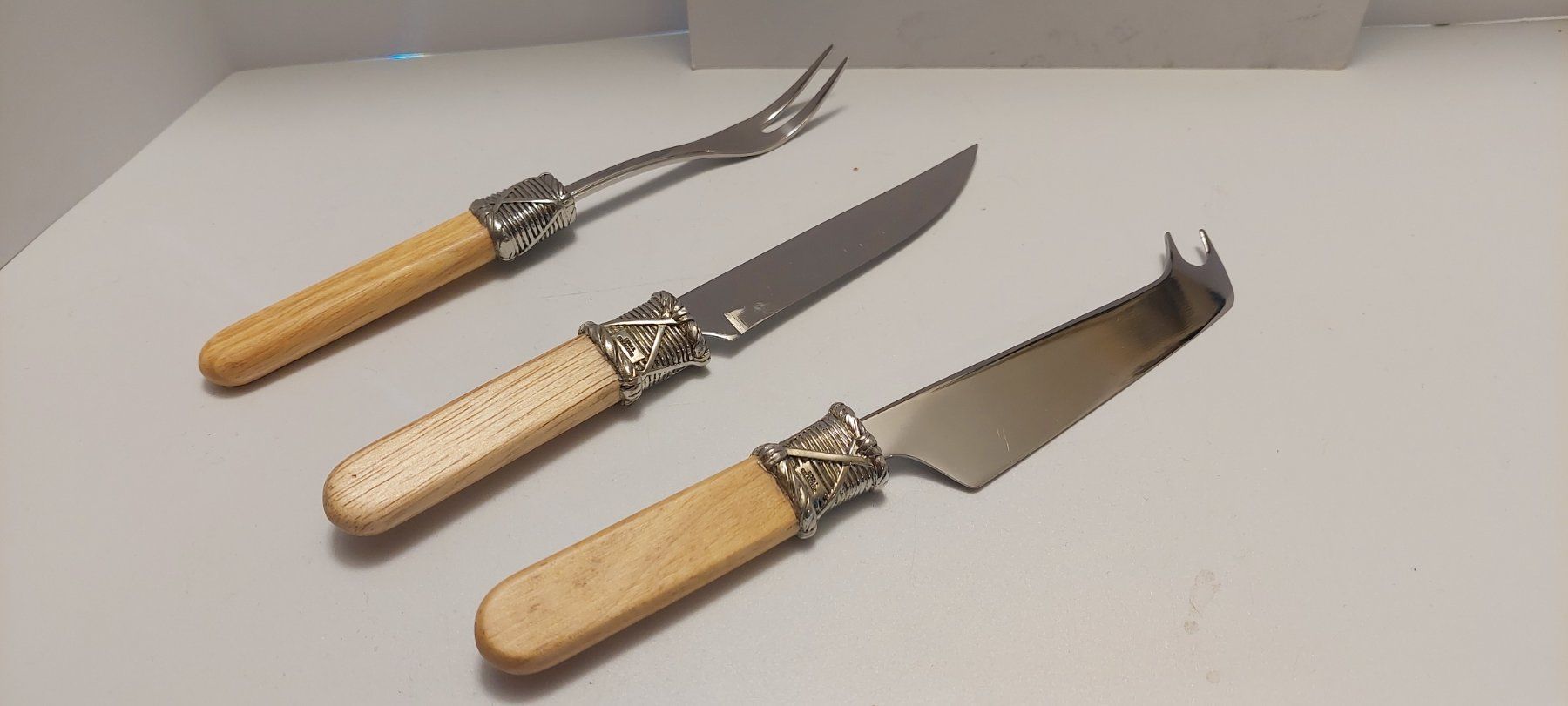 Set di piatti: Planche à decouper Royal Selangor en étain avec services – Usato da Chapelle-s-Moudon venduto da gerryp 3