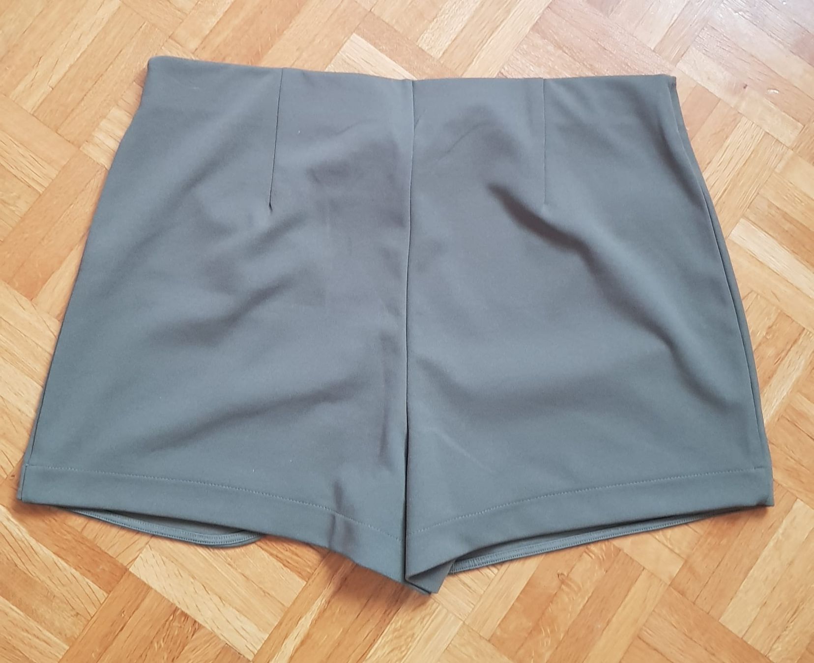 H&M Gonne: Short jupe kaki H&M taille L – Nuovo e nell'imballaggio originale da Versoix venduto da aline_b 2