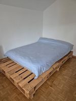 handgefertigter Palettenbett mit Matratze