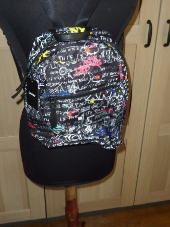 sac à dos motif graffiti neuf marque DKNY unisexe