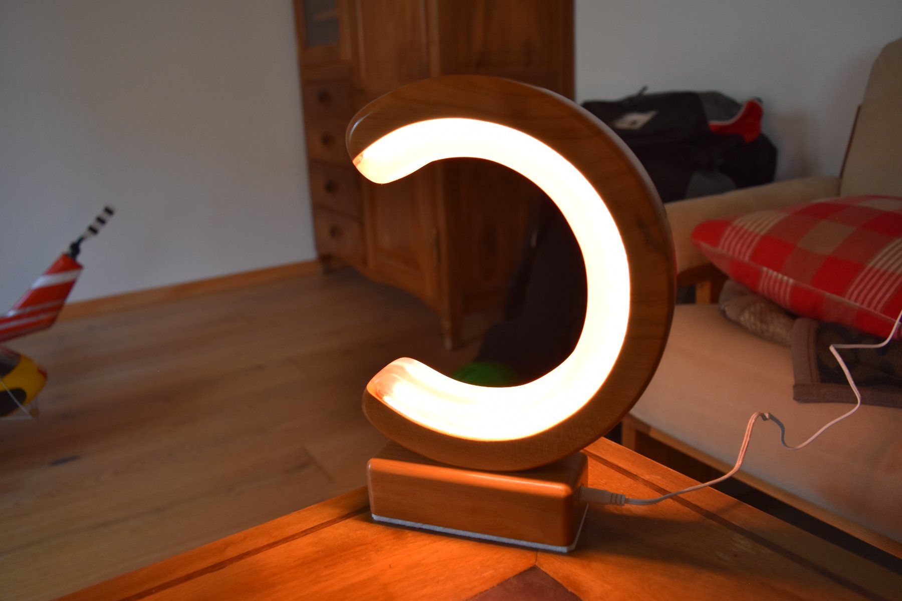 Lampade: Tischleuchte mit Epoxidharz C-Form LED – Nuovo e nell'imballaggio originale da Netstal venduto da Repit1 2