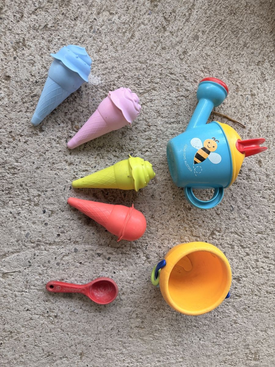 Spielzeuge: Sandspielzeug Set Crocodilien 2 Pistolen + Eis + Bagger – Gebraucht aus uster von amplid02 1