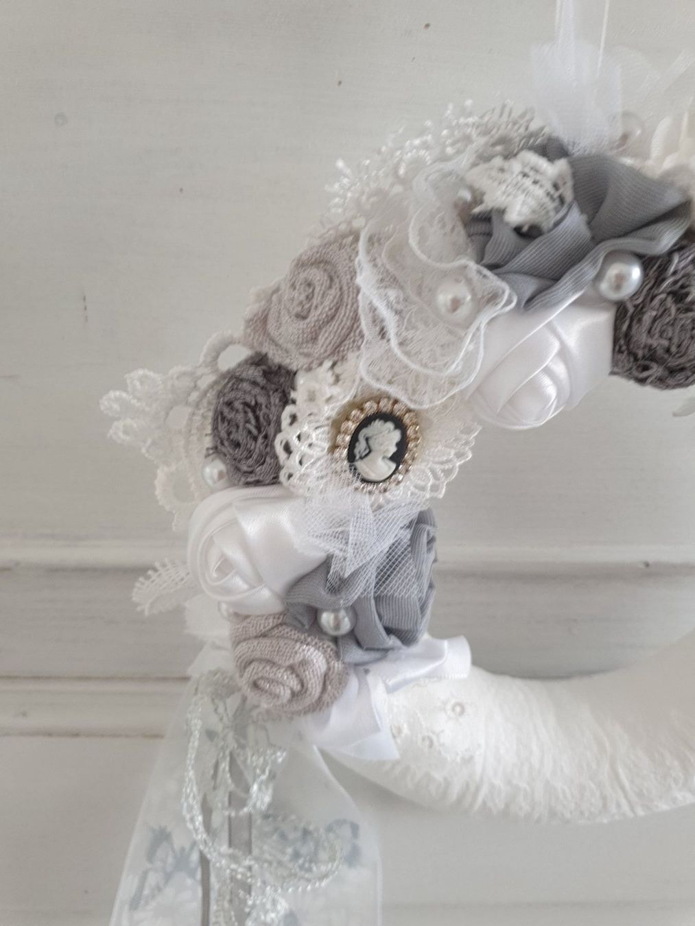 Tutte le decorazioni: Kranz Deko Shabby Chic Spitze Geschenk Muttertag Grau Weiss – Nuovo e nell'imballaggio originale da Gossau ZH venduto da Goes05 1