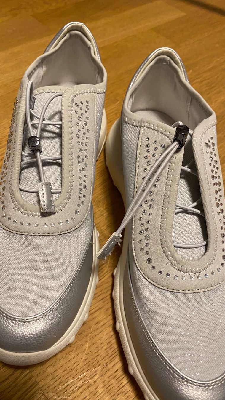 Geox Scarpe da donna: Neuer Geox Damen-Sneaker mit Strasssteinen – Nuovo (secondo la descrizione) da Starrkirch-Wil venduto da sclupain 1