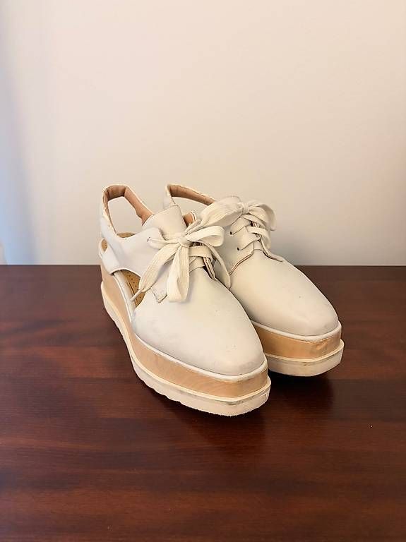 Damenschuhe: Platteau-Schuhe weiss Grösse 38 – Gebraucht aus Basel von yet_7svp