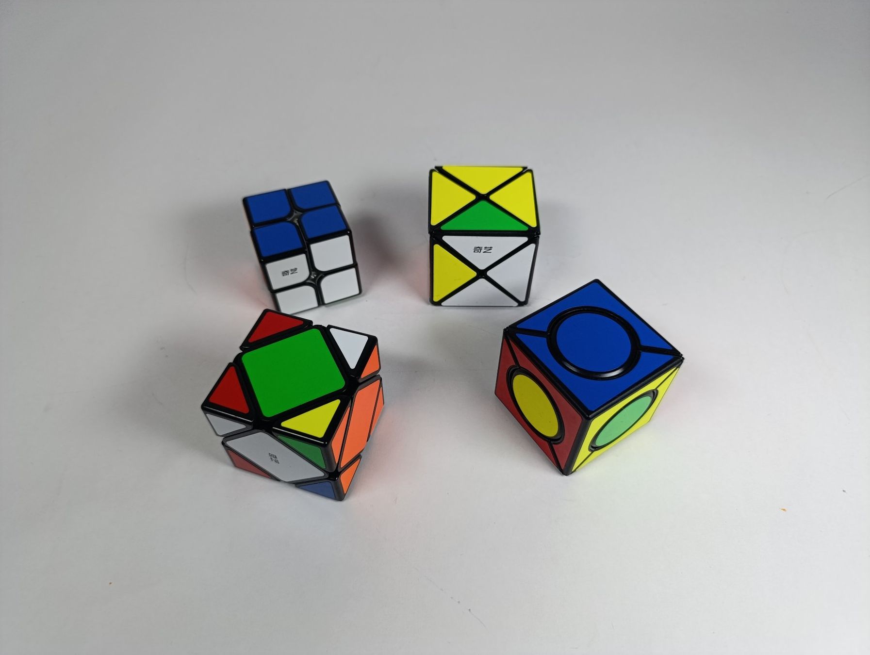 Giochi: MoFangGe 4 casse-têtes de type Rubik's Cube – Usato da Thielle venduto da Plusvalue_Neuchatel
