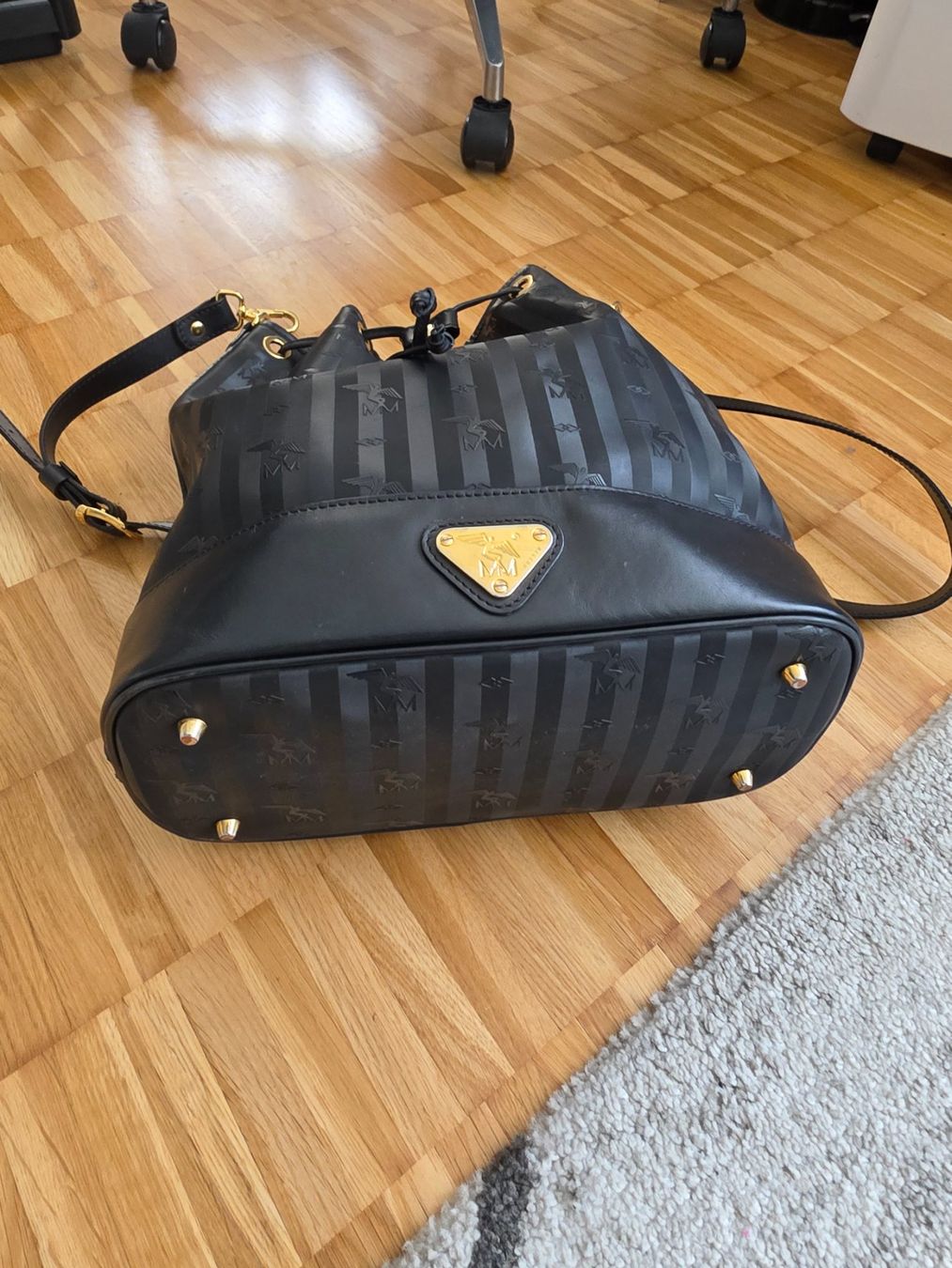 Maison Mollerus Borse da donna: Maison Mollerus Beuteltasche Niesen Schwarz – Usato da Zürich venduto da Sokaina 1
