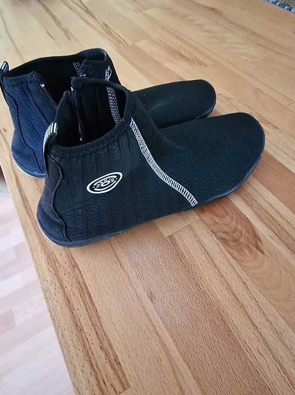 Scarpe da uomo: Schwimmschuhe Gr. 40/41 – Usato da St. Gallen venduto da ste_fq9h