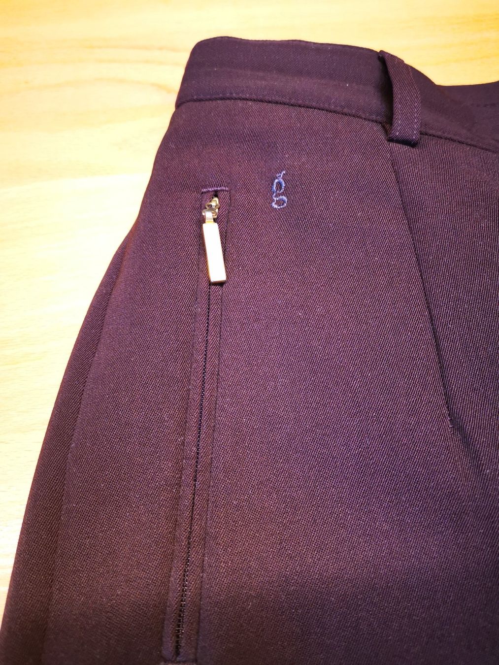 Pantaloni: Damenhose dunkel-bordeau, GARDEUR – Usato da Seuzach venduto da NaehdesignMirjam 2