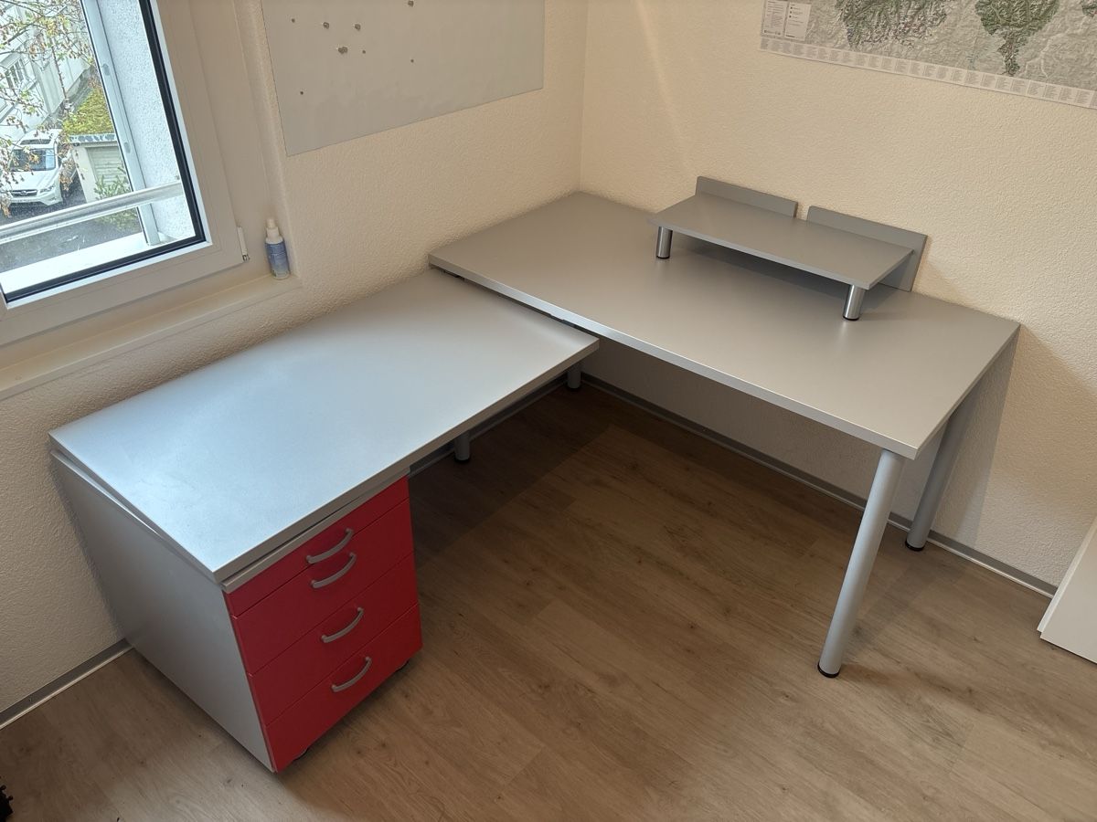 Bureau d'angle repliable gris avec caisson rouge (Gebraucht) in Biel ...