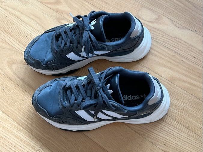 Adidas Scarpe da uomo: Adidas Sneaker, Grau-Weiss, Grösse 40 – Usato da Zürich venduto da Tibet75