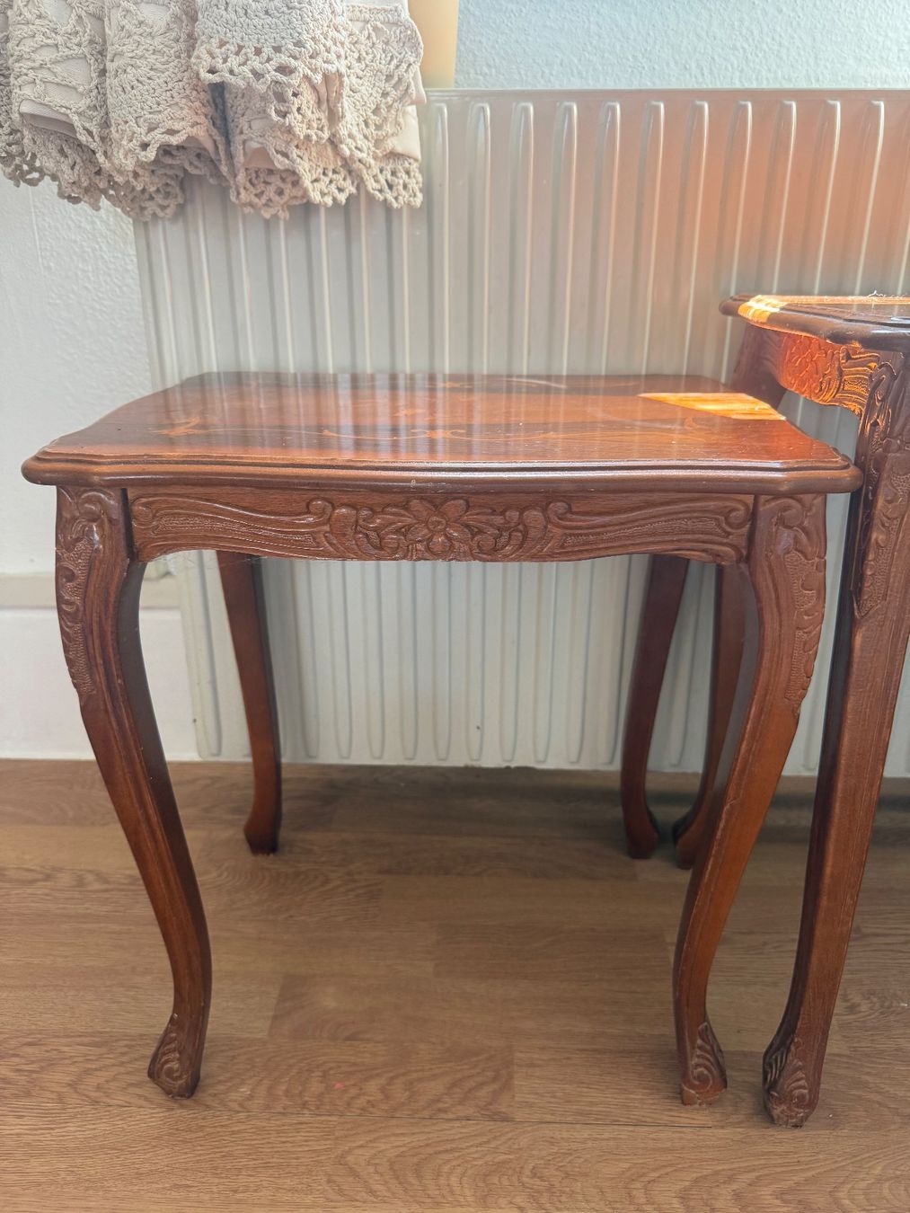 Set di tavolo e panche: 2er Set Serviertische antiker Stil mit Intarsien – Usato da Thun venduto da ani_zp66