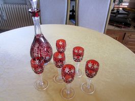 Kristallkaraffe (böhmisch) rot und 6 Gläser