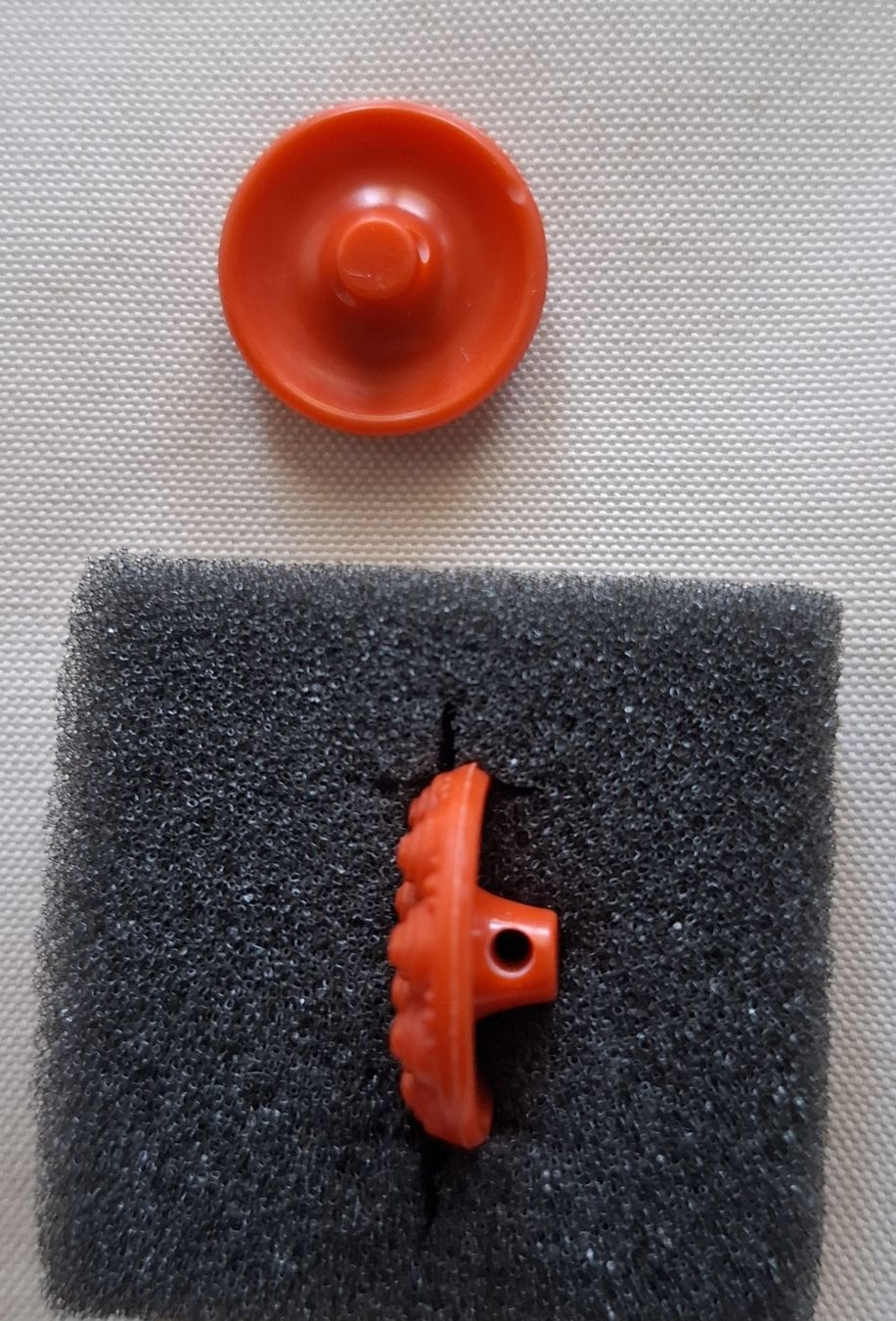 Bottoni: 2 orange-rote Glasknöpfe mit Blumenmuster, 18 mm. – Usato da Dietikon venduto da Hirschkopf 3