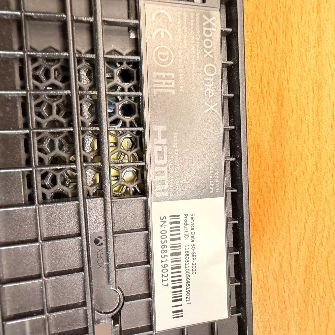 Microsoft Console: Microsoft Xbox One X 1TB Konsole Schwarz – Usato da Düdingen venduto da Nerdworld 5