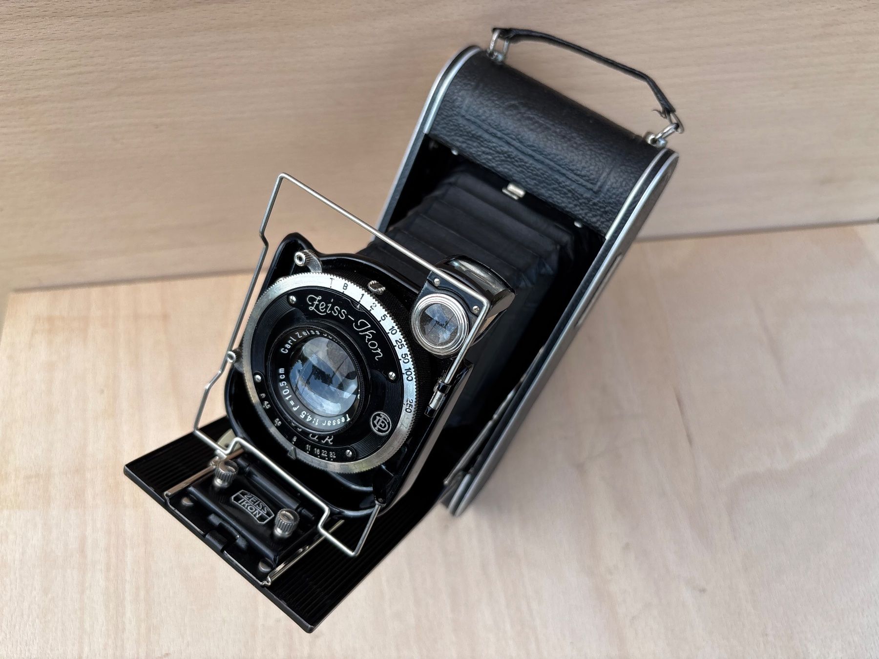 Zeiss Fotocamera: antike Zeiss Ikon Cocarette Kamera – Usato da Feldbach venduto da Olive1 2