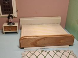 Vintage Bett mit Nachttischchen Puppenhausmöbel