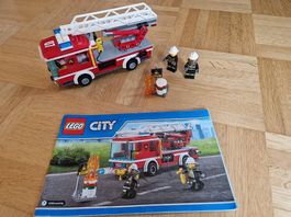 Lego City - Feuerwehrfahrzeug mit fahrbarer Leiter (60107)