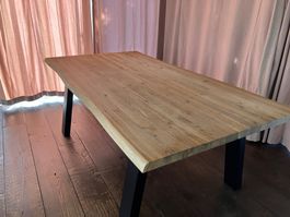 Esszimmertisch massiv mit Waldkante