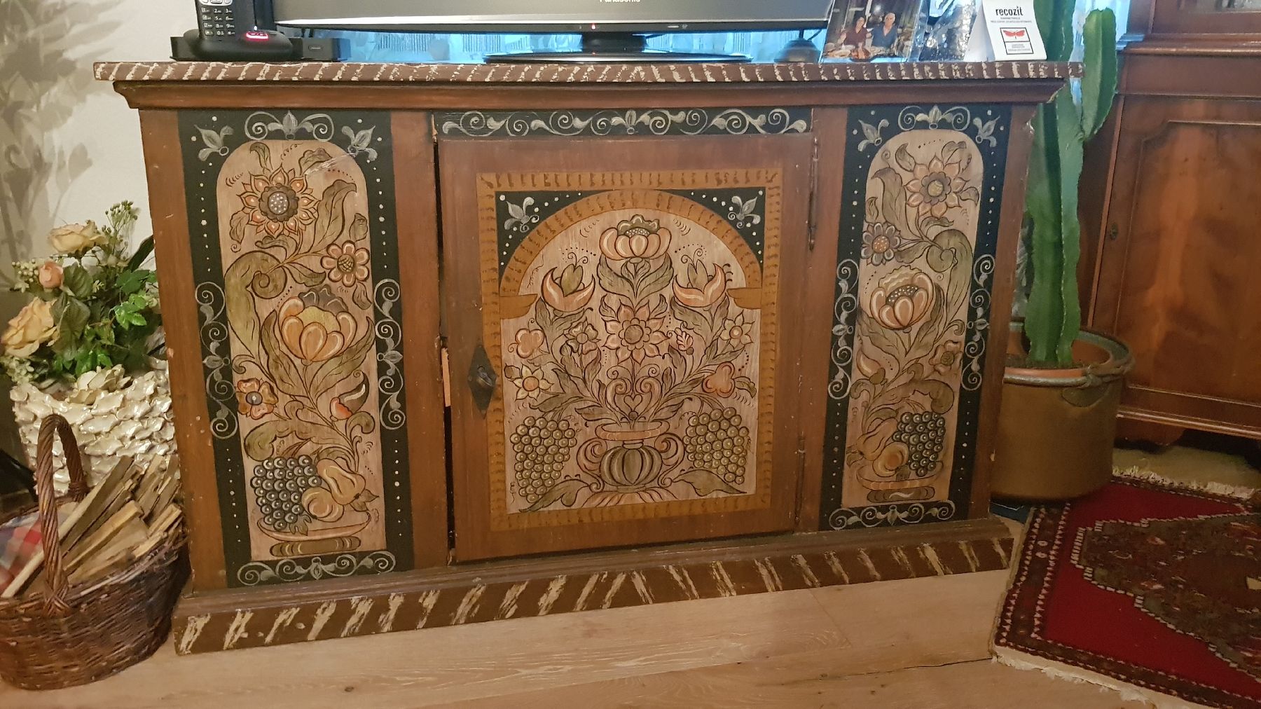 Kommoden: Antike Kommode, handbemalt, massiv Holz – Gebraucht aus Rüschlikon von Wilmabli