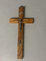 Crocefisso in legno con teschio