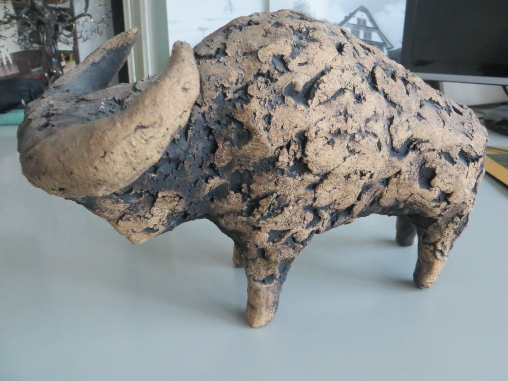 Skulpturen & Statuen: Tonskulptur eines Büffel, Handgefertigtes Stück von "mb" – Gebraucht aus Allenwinden von Elbruba