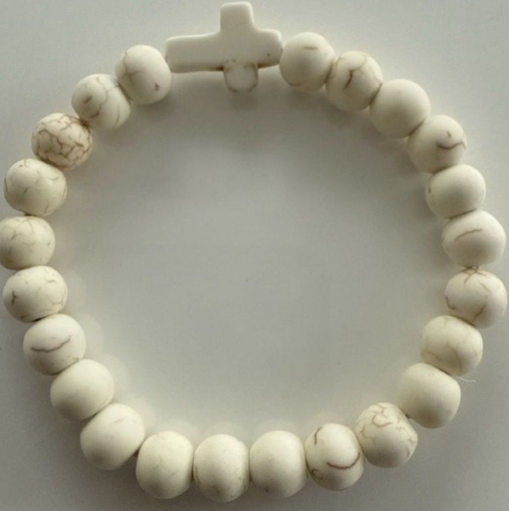 Armbänder & -reifen: Armband mit Kreuz weiss Perlen Elastisch neu – Neu (gemäss Beschreibung) aus Freidorf TG von nad_fxh7