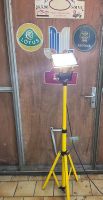 Baustellenlampe Halogen mit Stativ 300W Zum Verkauf steht ei