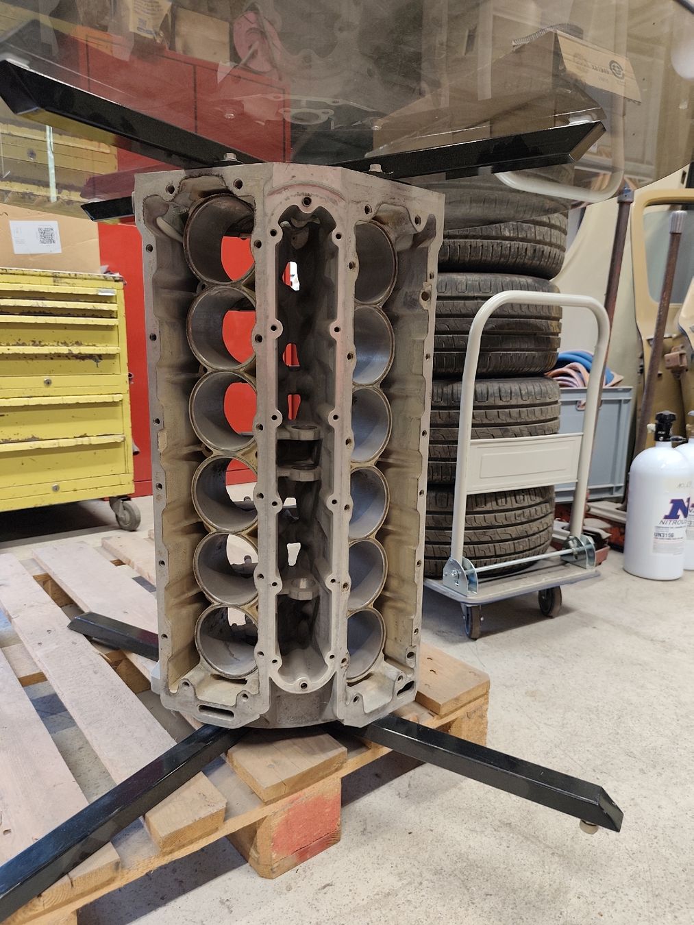Tische: Rundtisch mit V12 Motor – Gebraucht aus Möhlin von Timo_111 2
