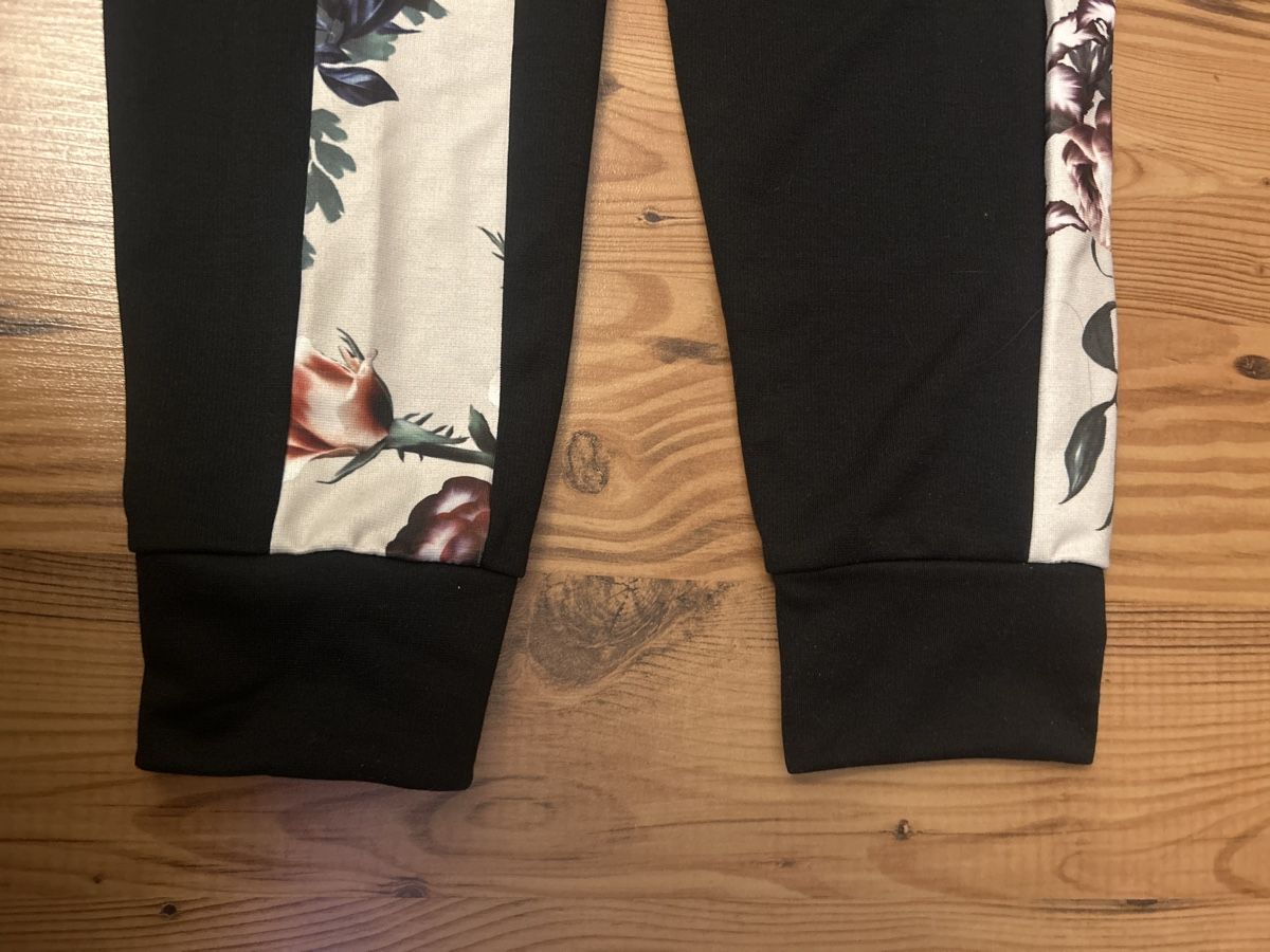 Siksilk Pantaloni: SIKSILK Botanical Flowers - Jogginghose - Gr. 36 – Nuovo (secondo la descrizione) da Hausen AG venduto da cele01 3