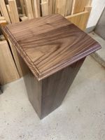 Schöner, schlanker Sockel/Säule aus Nussbaumholz