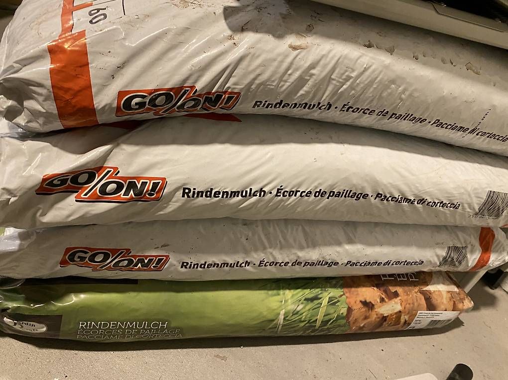 Spandiconcime: 4 Säcke Rindenmulch a 60L – Usato da Hergiswil NW venduto da Marcell