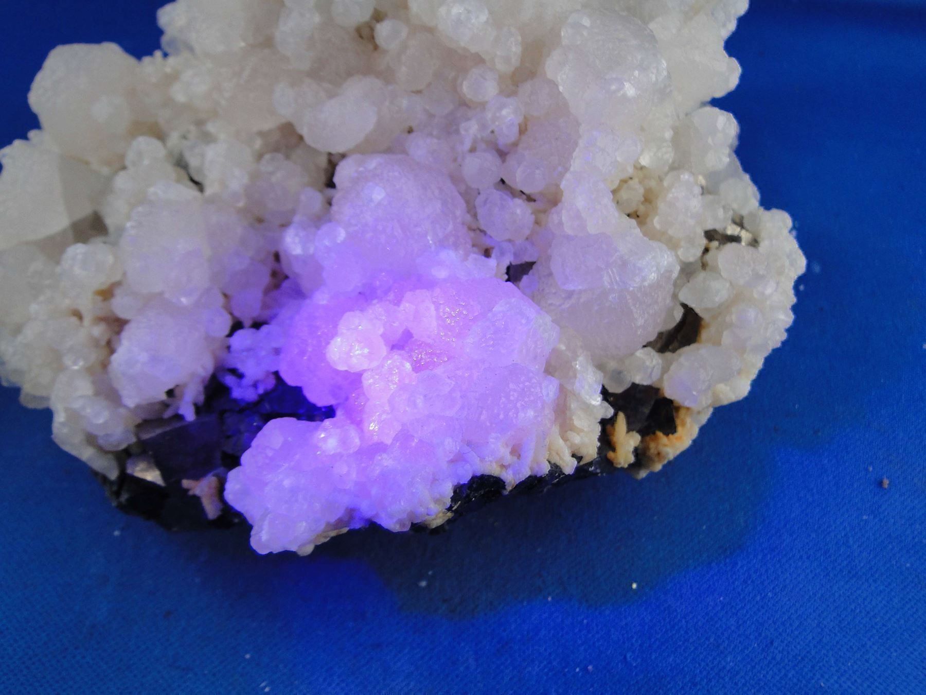 Minerali & Pietre curative: Arsenopyrit mit Calcit (UV-Pink) – Usato da Schinznach Bad venduto da Demerald 9