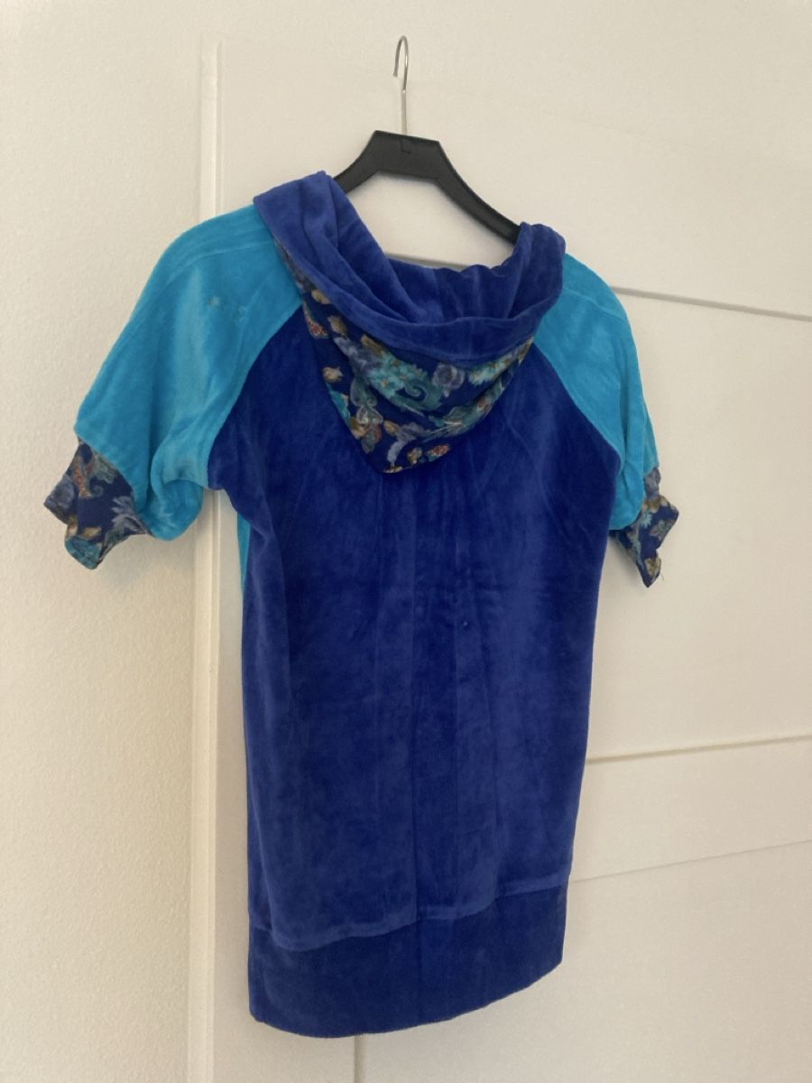 Maglioni & Felpe: Blauer Kapuzenkurzarnpulli stylisch modern – Usato da Zürich venduto da beckybron 1