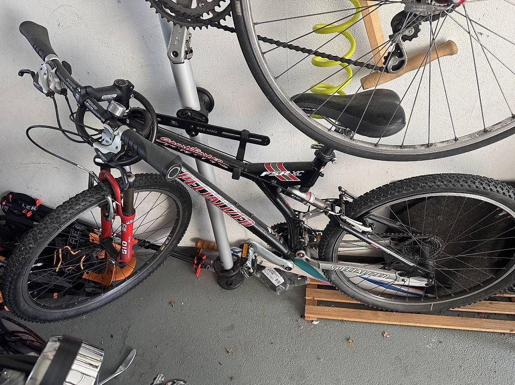 Specialized Velos: Specialized Stumpjumper FSR XC, Shimano XT, RockShox SID – Gebraucht aus Horw von you_rkg7