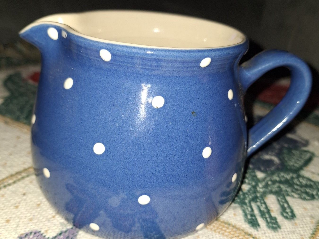 Caraffe: KERAMIKKRUG PUNKTE BLAU WEISS – Usato da spreitenbach venduto da lumbalplatte