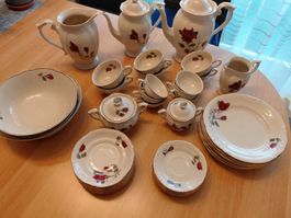Verkaufe Porzelan Geschirsett mit Rosenmotiv