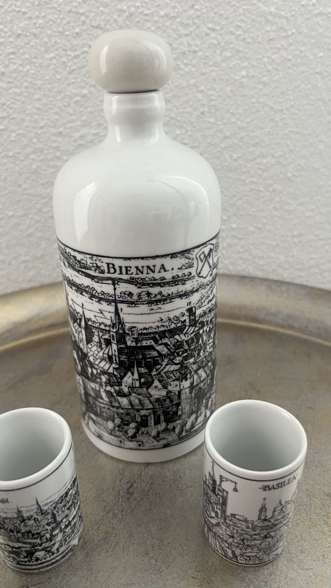 Carafes: Antike Schnapsflasche mit 6 Gläsern, Schweizer Staedte – D'occasion à Rothrist par Digibobi 2