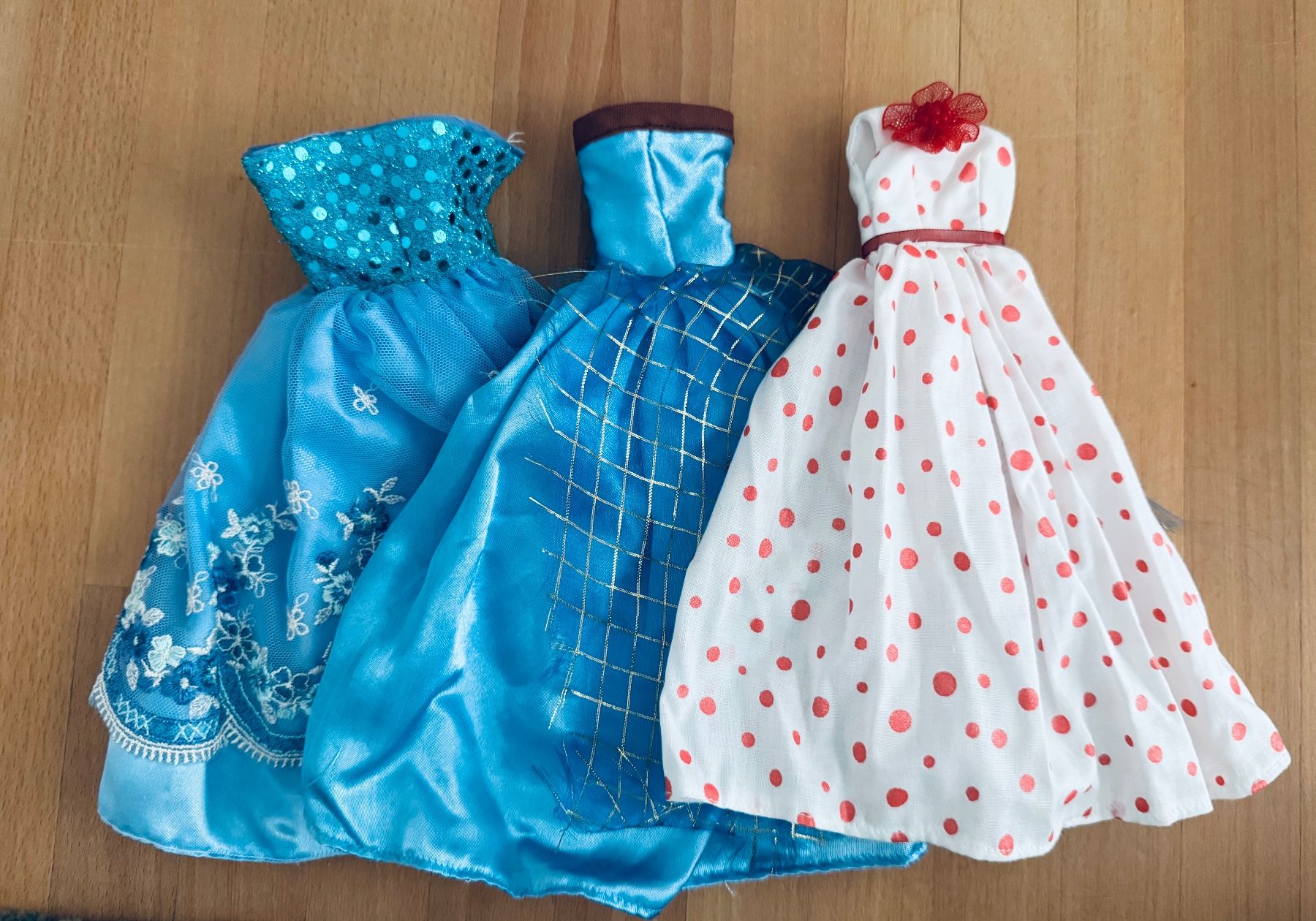Giocattoli: Spezielle Barbie Kleider – Usato da Bettwil venduto da bellis_perennis_222 2