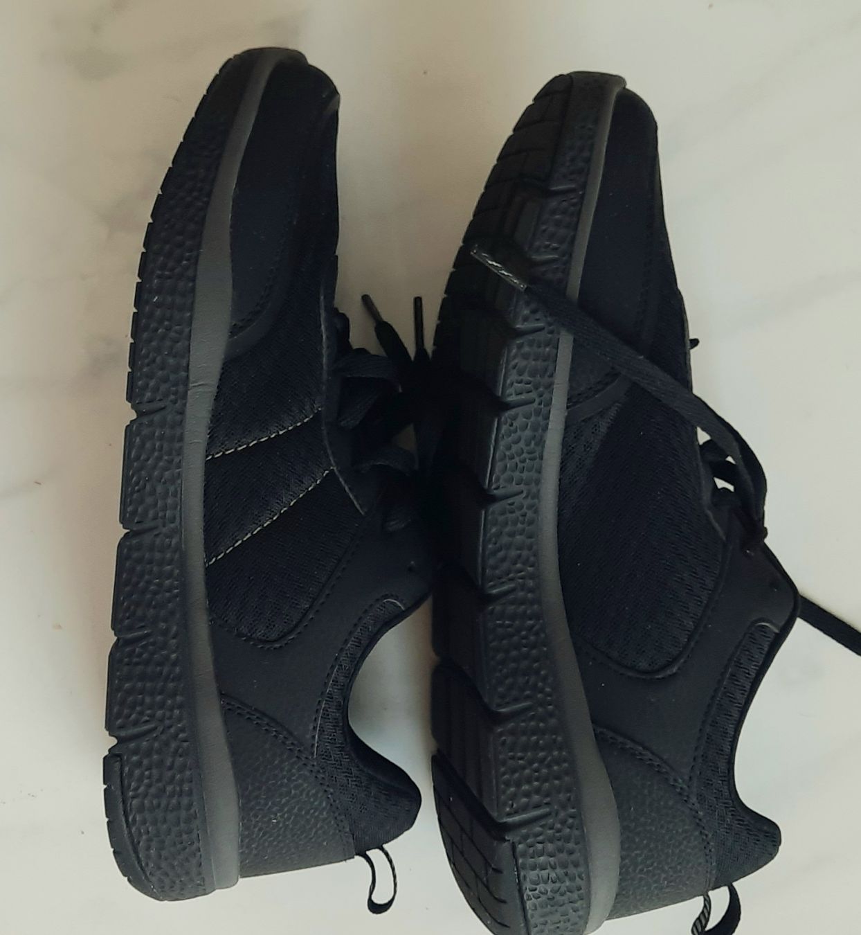 Scarpe da uomo: Sneakers schwarz Gr.42 – Nuovo e nell'imballaggio originale da Rotkreuz venduto da schweizerin72 2