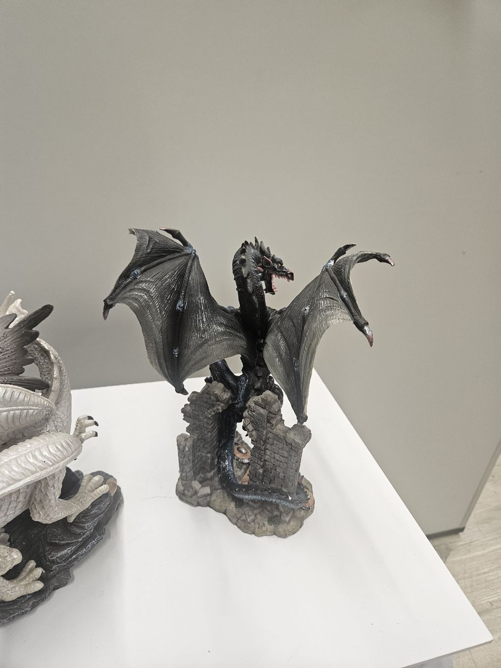 Statuette: Fee mit Drachen u d Drache mit Ruine  – Usato da Dielsdorf venduto da Kenan997 6