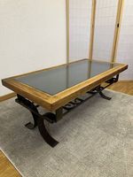 Zeitloser Couchtisch mit Glasplatte & Holzrahmen