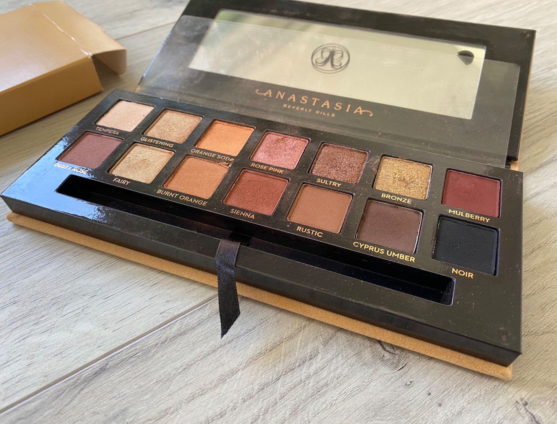 Make-up: ANASTASIA Soft Glam Eyeshadow Palette, – Usato da Dottikon venduto da 6571 2