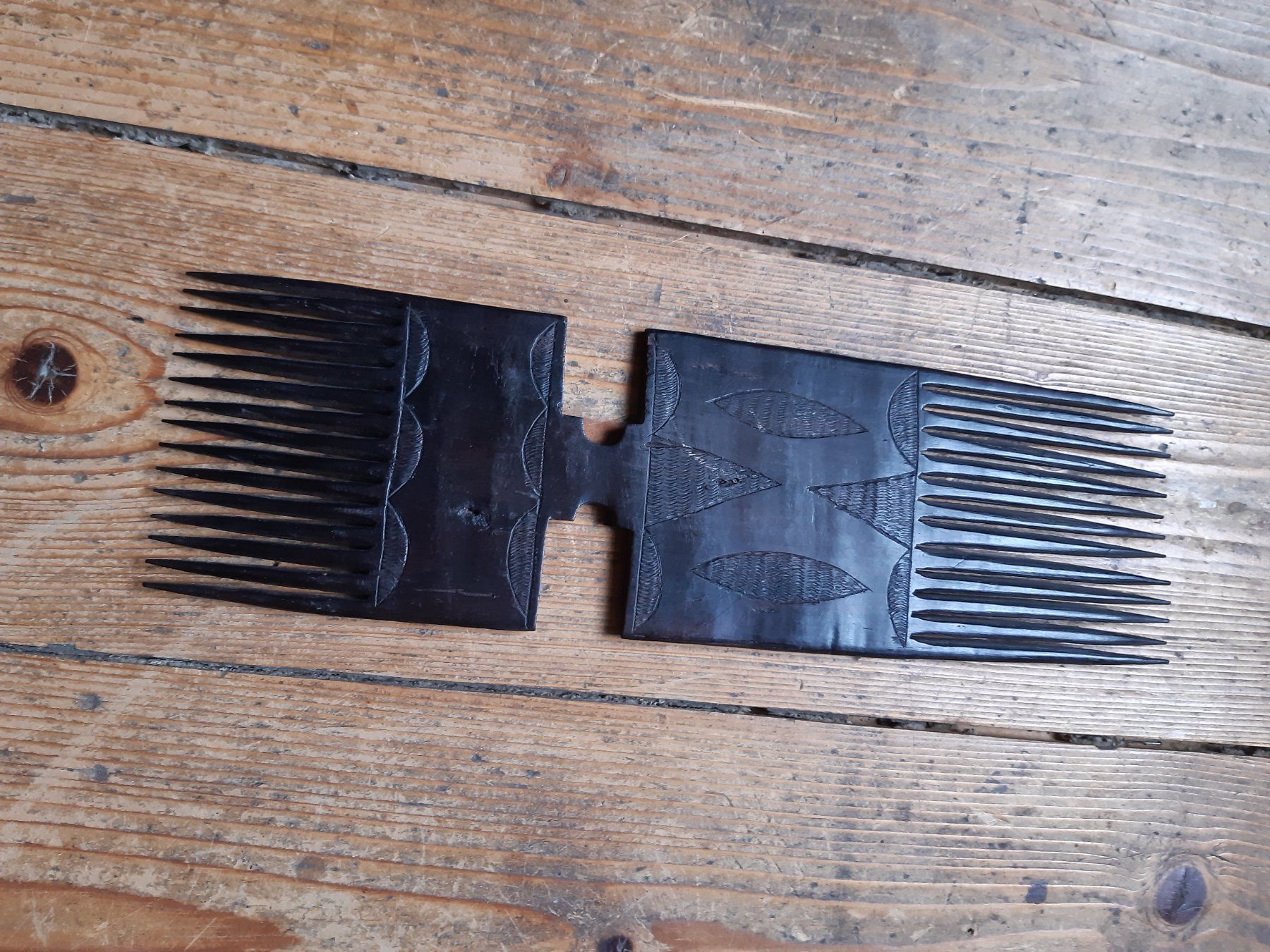 Articoli in legno: Holzkamm Afrika – Usato da Flawil venduto da Uncristalized