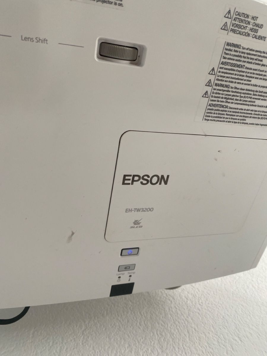 Epson Vidéoprojecteurs: Epson EH-TW3200 Projektor gebraucht – D'occasion à Rudolfstetten par roki1988 1