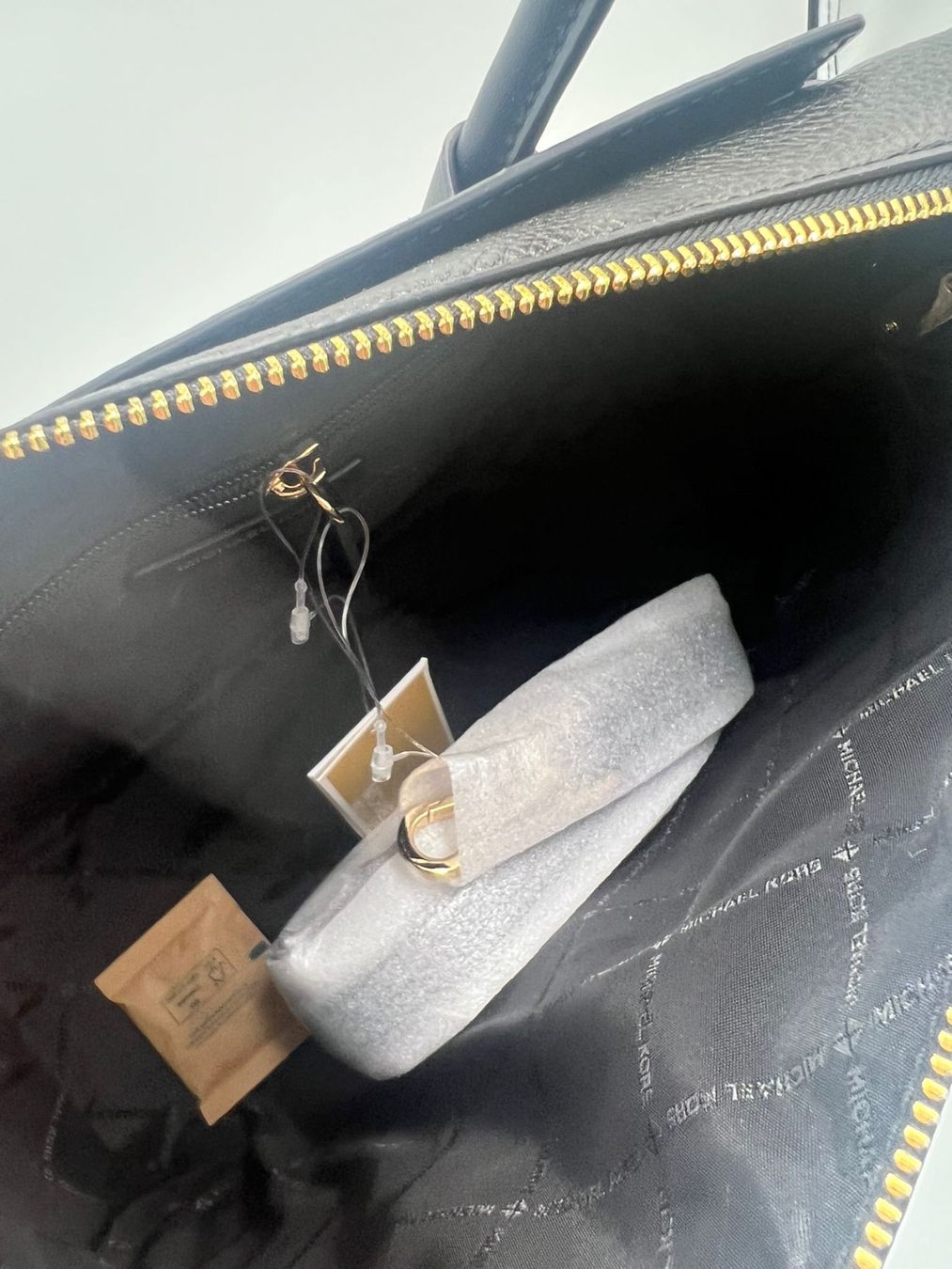 Michael Kors Taschen für Damen: Michael Kors Mercer black – Neu und originalverpackt aus Wiedlisbach von Sistershop 3