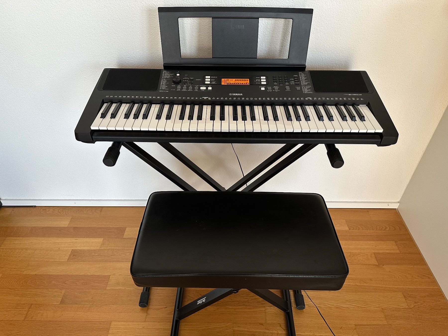 Yamaha Musikinstrumente: Yamaha PSR-E363 Digital Keyboard with stand and bench – Gebraucht aus Wallisellen von