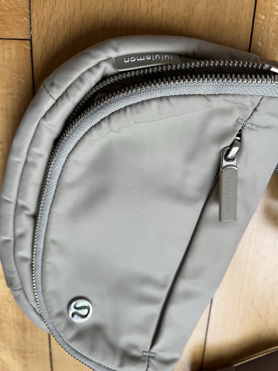 Lululemon Taschen: Lululemon Bag, Crossbody Bag, beige/grey – Gebraucht aus Zürich von angielmora 1