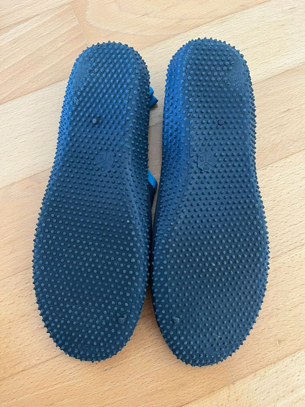 Chaussures garçon: Wasserschuhe blau Grösse 36 – D'occasion à Muttenz par Juvenile33 1